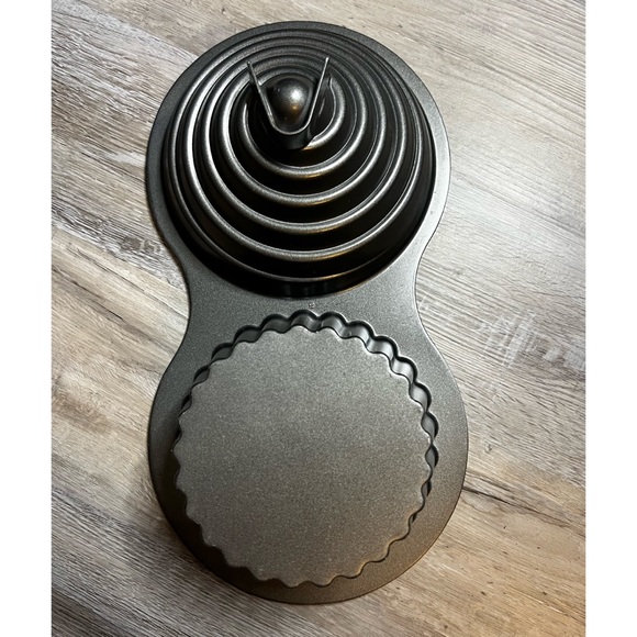 Wilton Dimensions Giant Cupcake Pan - Picture 4 of 11